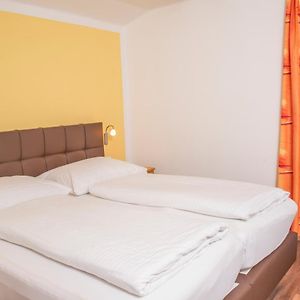 Budget Kamer met een King Size Bed in een Bijgebouw